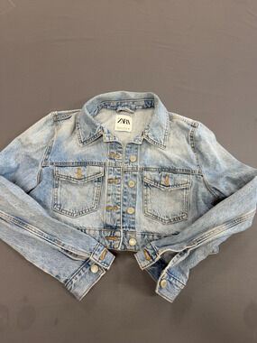 ZARA Women's Medium Cropped Denim Jacket Light Wash Blue Distressed Jean Jacket